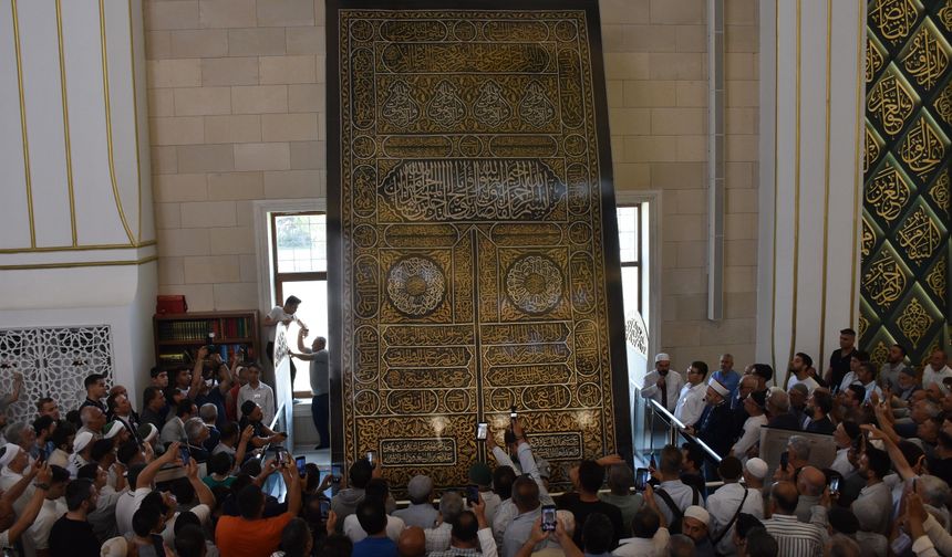 Kabe'nin kapı örtüsü Millet Cami ve Külliyesi’nde sergileniyor