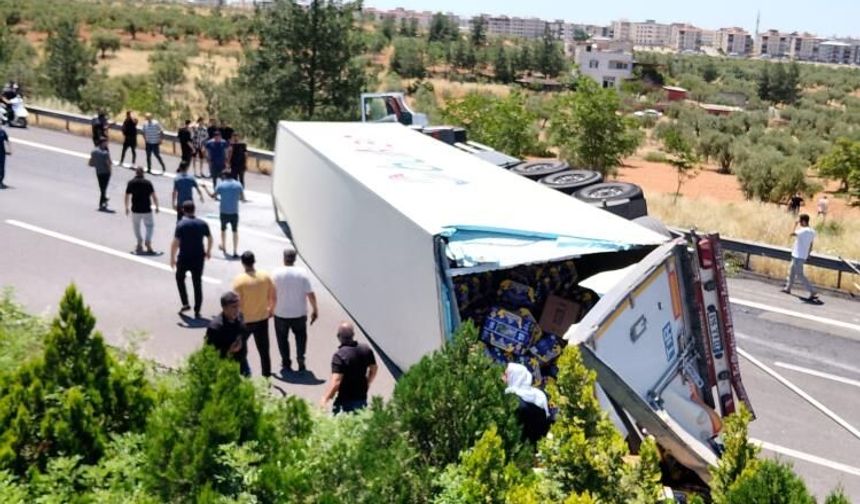 Gaziantep’te muz yüklü tır devrildi