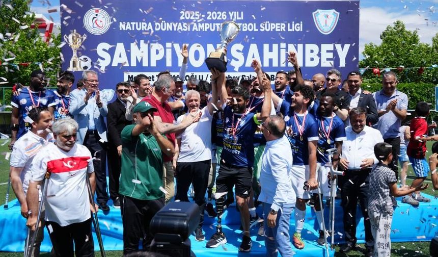 Şahinbey Ampute Futbol Takımı şampiyonluk kupasını kaldırdı