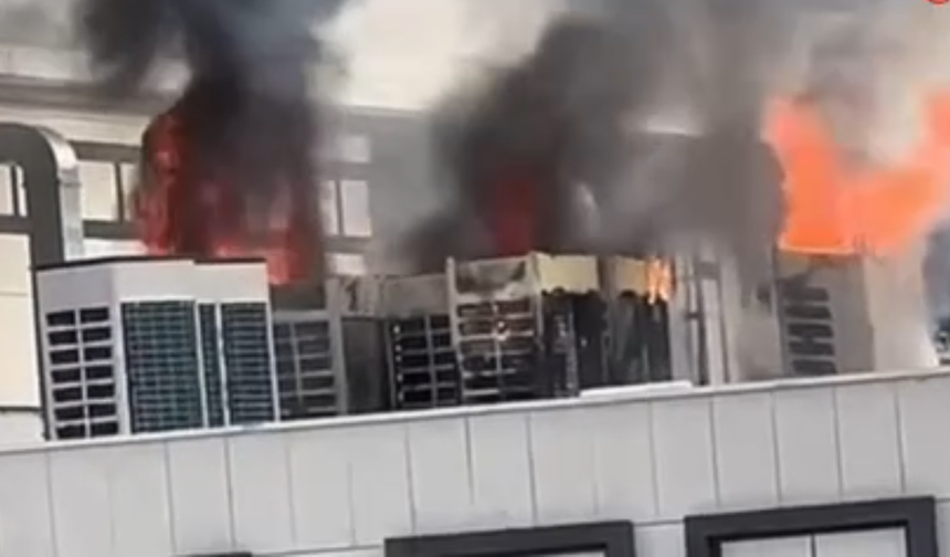 İnşaatı devam eden hükumet konağı çatısında korkutan yangın