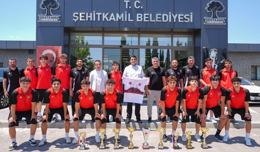 BAŞKAN YILMAZ, ŞAMPİYONLARI AĞIRLADI