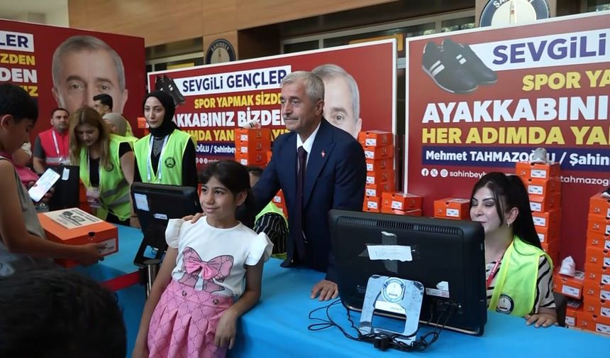 Şahinbey'de öğrencilere spor ayakkabı dağıtma geleneği devam ediyor