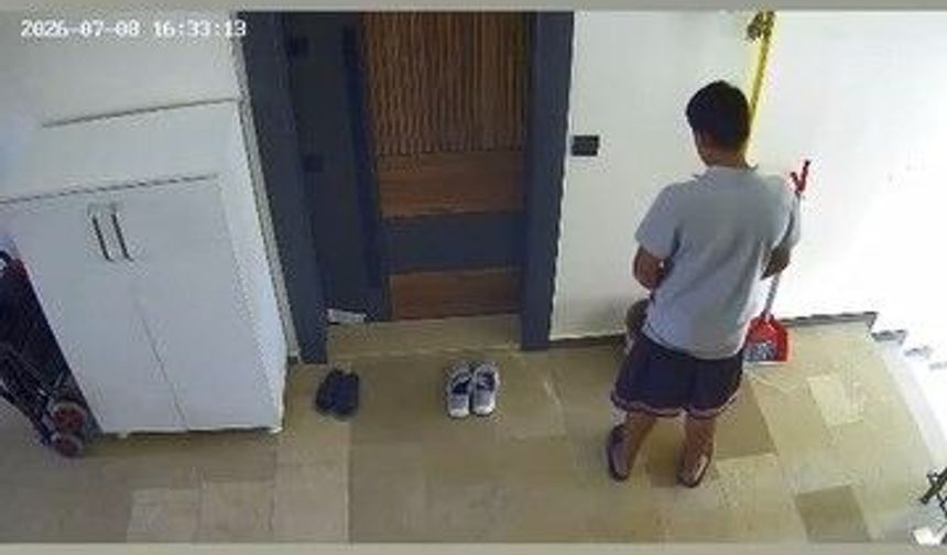 Bir şahıs, bina içerisindeki çöp kovasına idrarını yaptı