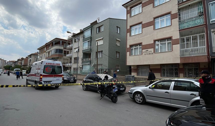 Üvey annesi ile kız kardeşinin boğazını keserek ö*dürdü