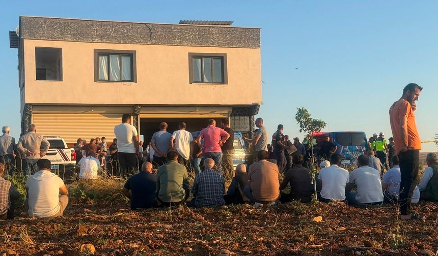 Gaziantep’te otomobil evin önünde oturanların arasına daldı