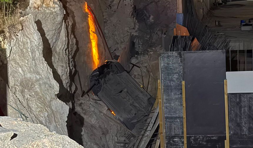 Gaziantep’te kaza sonrası savrulan araç inşaat çukuruna uçtu