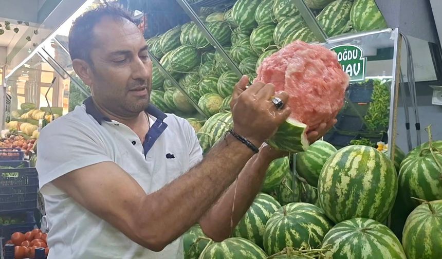 Manavın eliyle karpuz soyma videosu sosyal medyada viral oldu