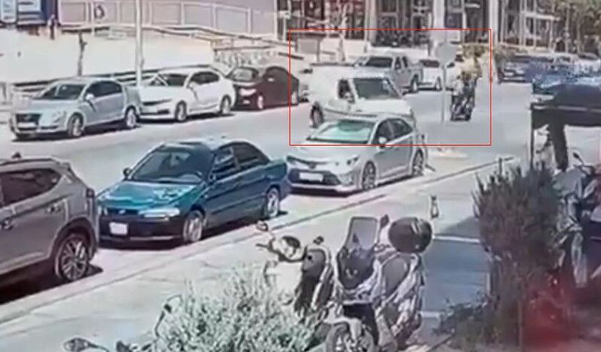 Kontrolsüz dönüş yapan araca motosikletli polisler çarptı