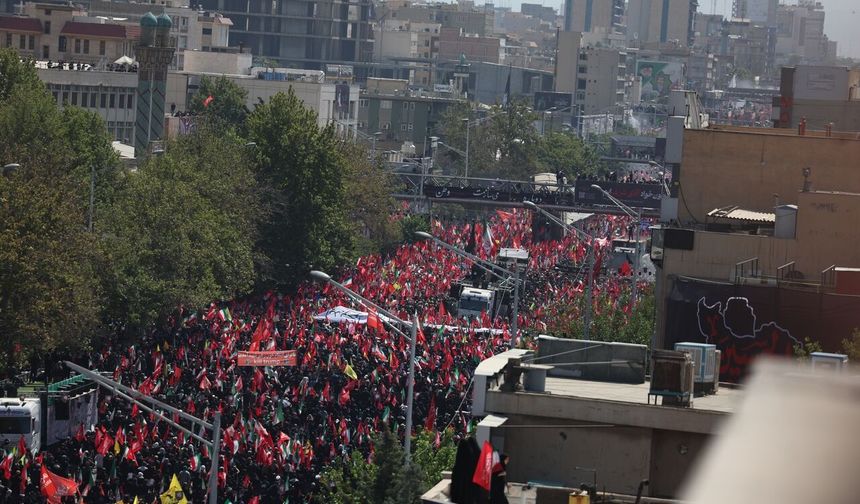 Hamaney'in cenaze alayı milyonların katılımıyla başladı