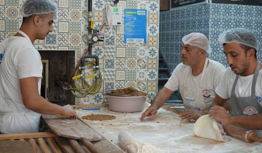 Kavurucu sıcaklarda ocak başında 800 lahmacun pişiriyor