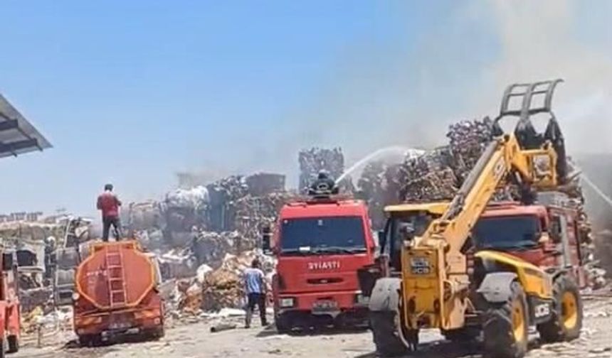 Nizip'te kağıt fabrikasında yangın