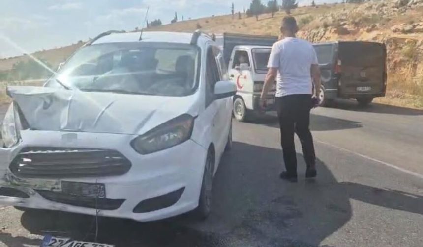 Gaziantep'te hafif ticari araç ile otomobil çarpıştı