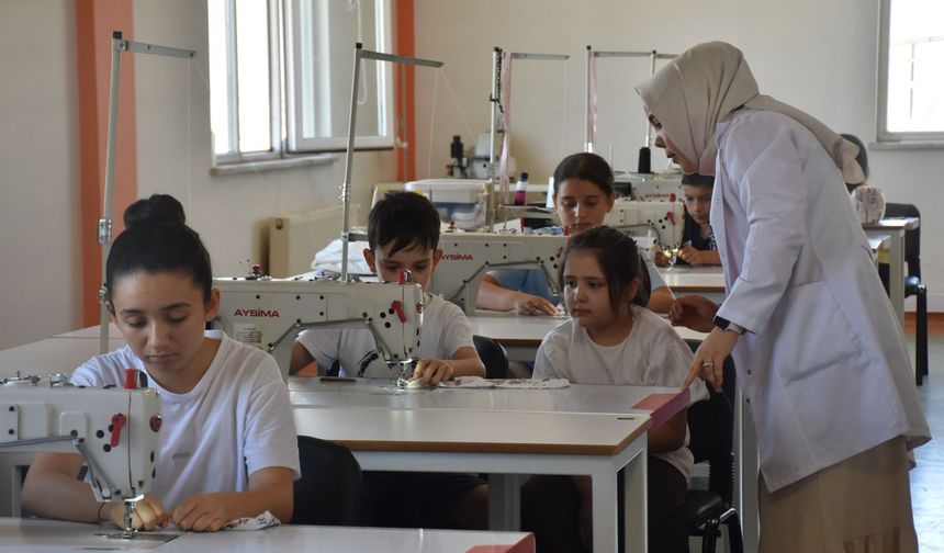 ŞAHİNBEY'DE MİNİK TERZİLER İŞ BAŞINDA
