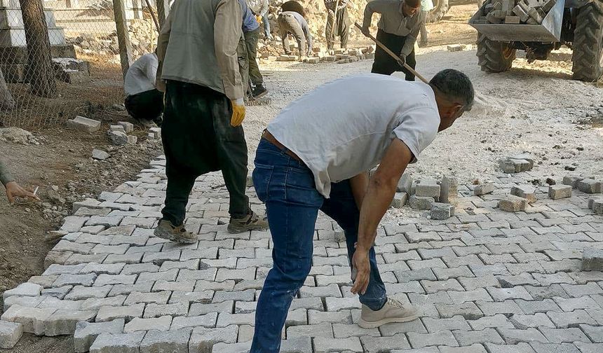 Araban'da mahalle mezarlığı imece usulüyle parke taşına kavuştu