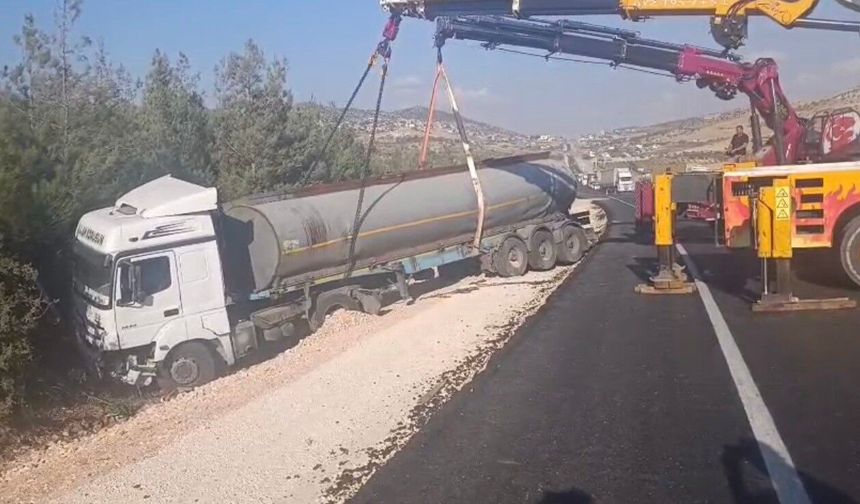 Gelin konvoyuna çarpmamak için manevra yapan tanker yoldan çıktı