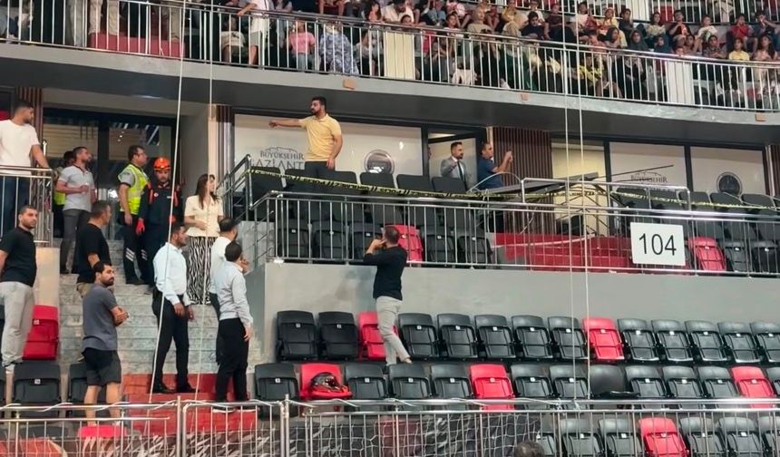 Gaziantep’te iki tribün arasındaki ahşap dekorasyon düştü
