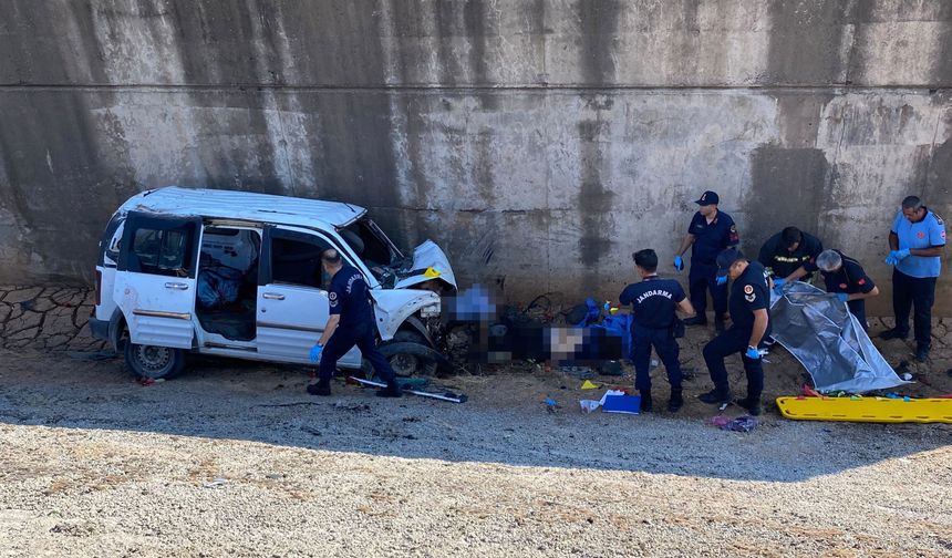 Kontrolden çıkan araç köprüden şarampole uçtu