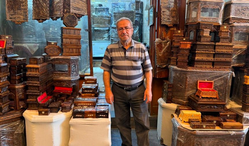 65 yıldır genç kızların çeyizlik sandıklarını yapıyor