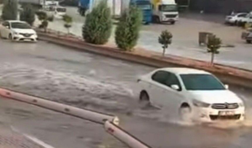 Gaziantep'te sağanak yağış cadde ve sokakları göle çevirdi