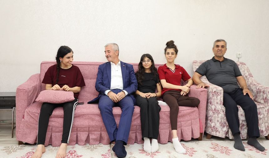 Mehmet Tahmazoğlu’ndan vatandaşlara ev ziyareti