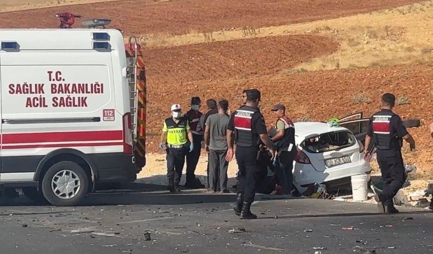 Gaziantep’te iki araç kafa kafaya çarpıştı
