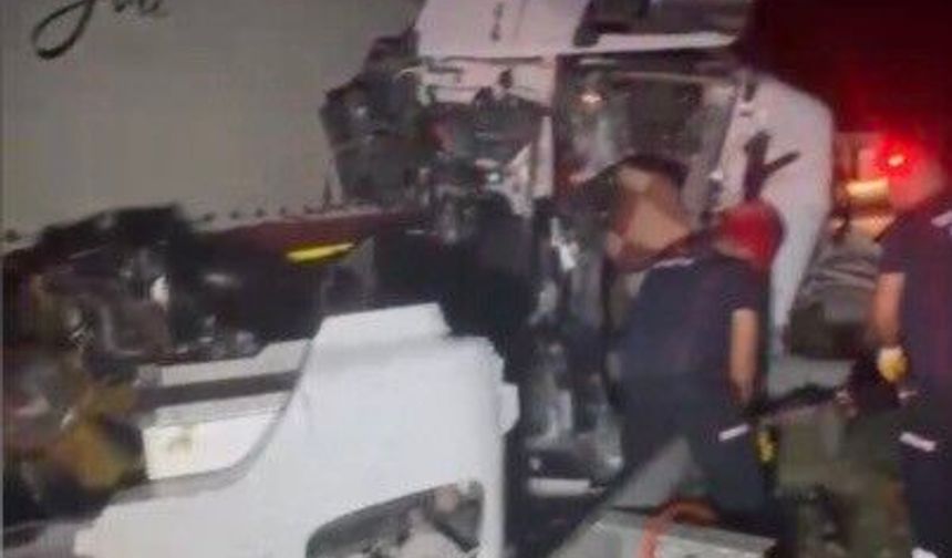 Osmaniye'de TAG Otoyolu'nda tır devrildi