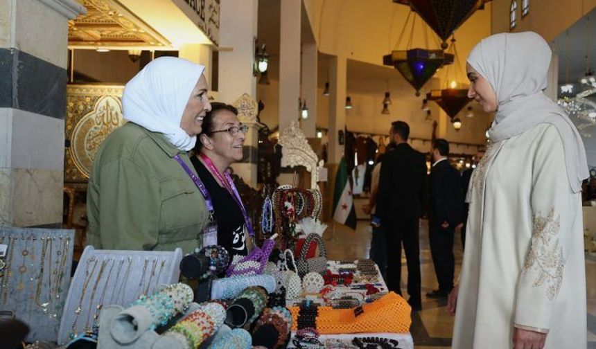 Cumhurbaşkanı Ahmed El-Şara’nın Eşi Şam Fuarı’nı Gezdi