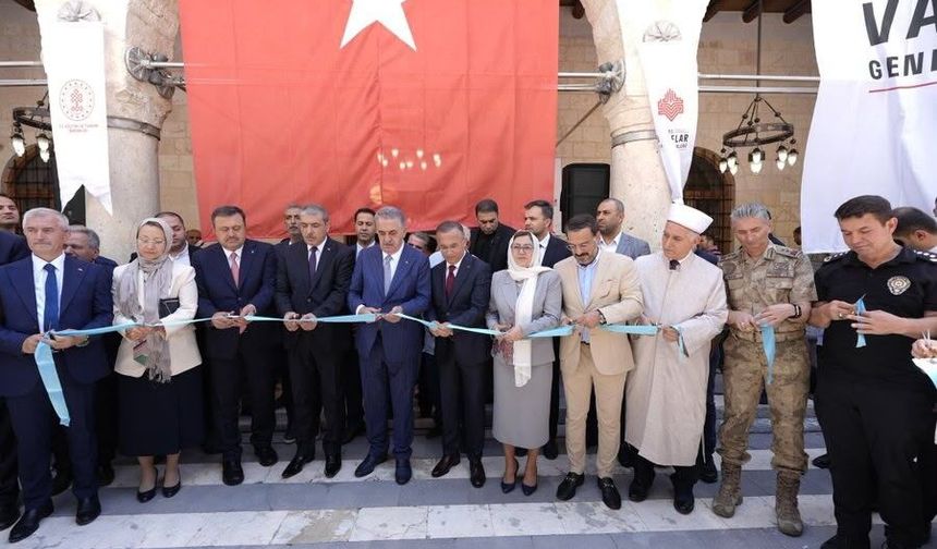 Depremde hasar alan tarihi Ömeriye Cami yeniden ibadete açıldı