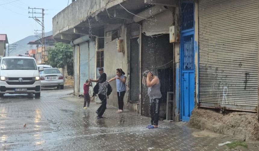 Gaziantep'te yaz yağmuru yüzleri güldürdü