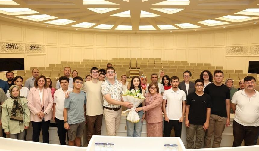 Şahin, gönül coğrafyası Bosna Hersek'i gezen gençleri ağırladı
