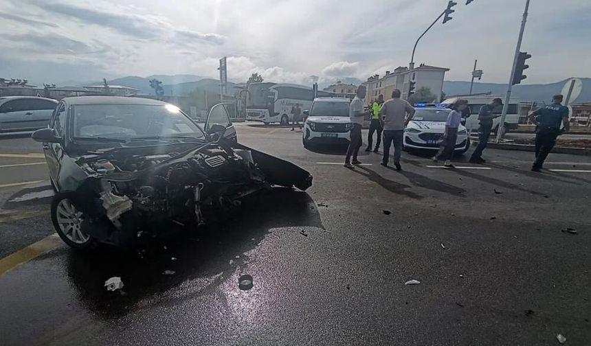 Gaziantep'te 2 otomobil kavşakta çarpıştı
