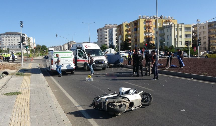 Kilis'te kırmızı ışık ihlali yapan otomobil motosiklete çarptı