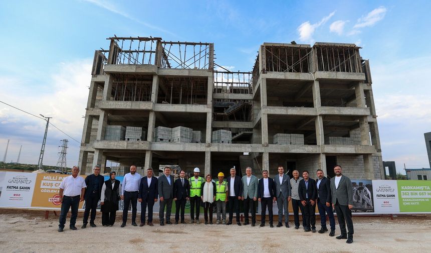 Şahin, Karkamış’ta yükselen Gazi Konut projesini inceledi