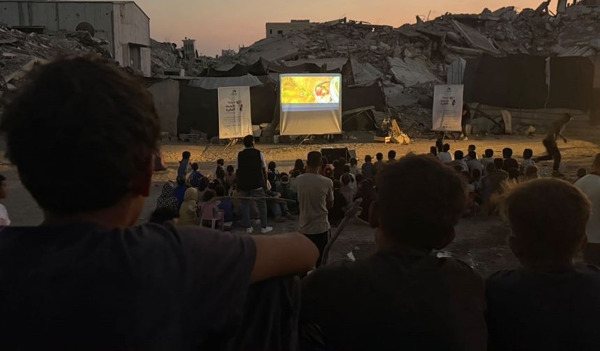 Gazze’de yıkımın ortasında çocuklar için gezen sinema