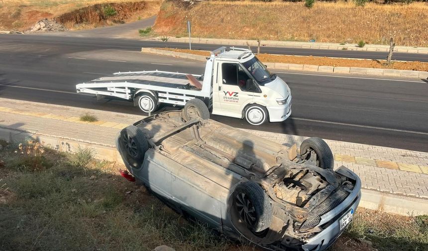 Kontrolden çıkan otomobil kaldırıma uçarak ters döndü