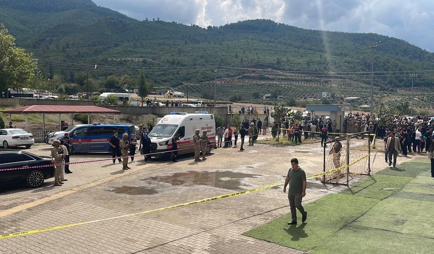 Lisede korku dolu anlar: Silahla vurulan öğretmen öldü