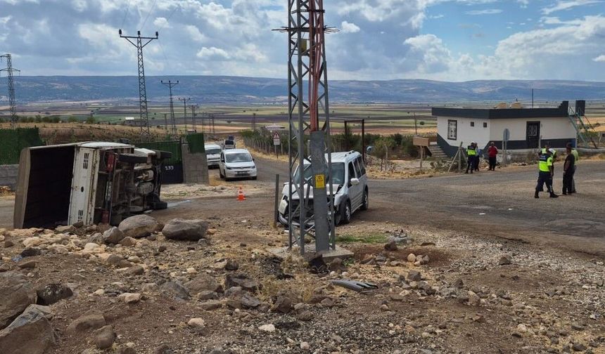 Gaziantep'te hafif ticari araç ile kamyonet çarpıştı