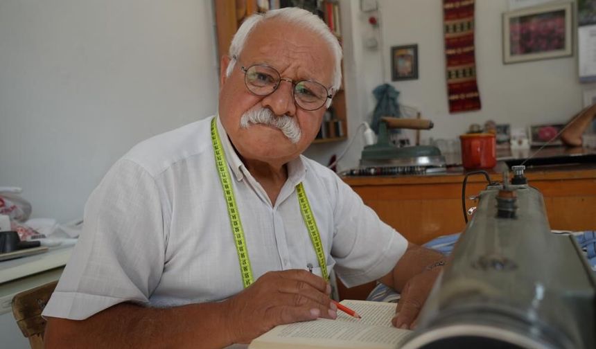 55 yıllık terzi, boş vakitlerini kitap okuyarak geçiriyor