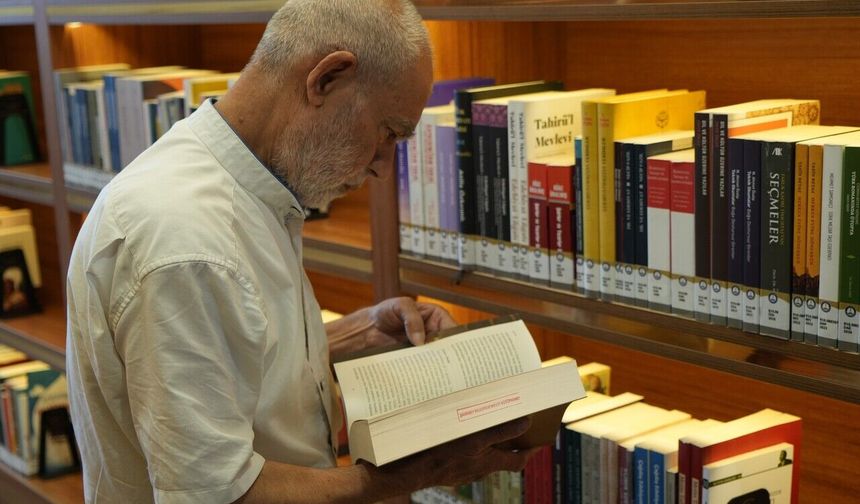 76 yaşındaki adamın kitap aşkı