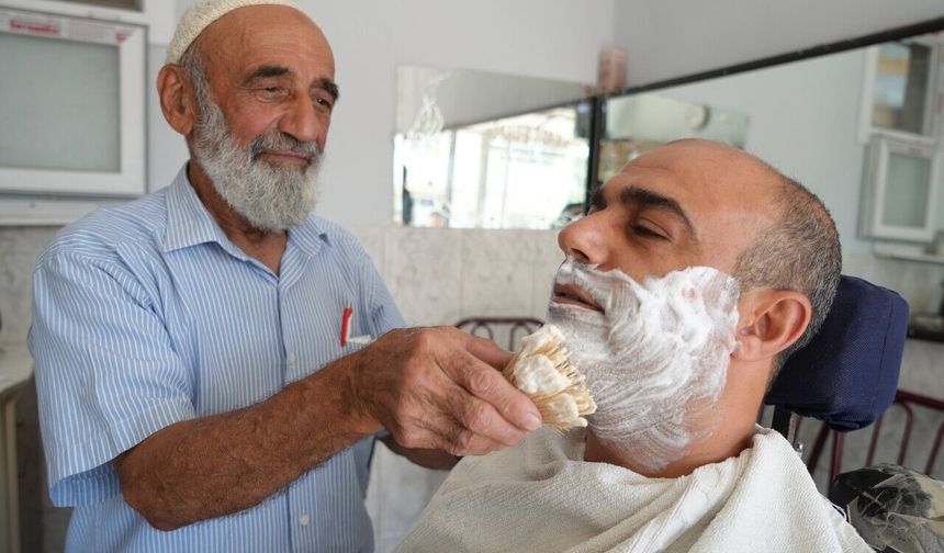 11 yaşında başladı, 65 yıldır makasını elinden bırakmadı