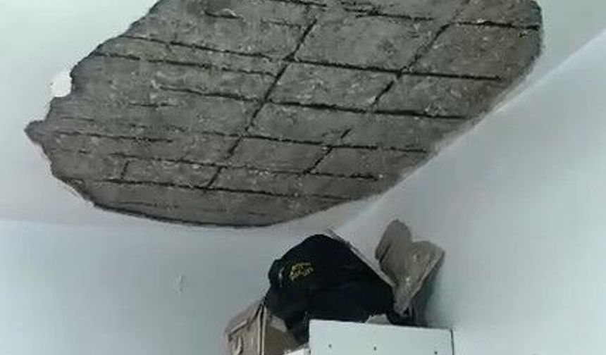 Depremde Gaziantep'teki bir evin tavanında kısmi çökme meydana geldi