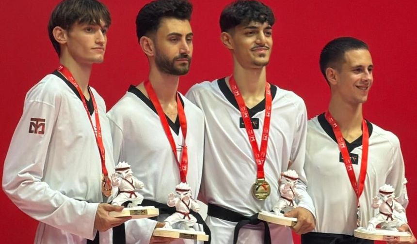 Arnavutluk'ta Türk bayrağı gönderde