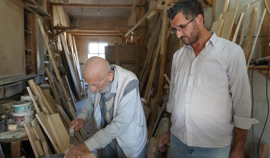 90 yaşındaki marangoz, ahşap işlemeleriyle tarihe meydan okuyor