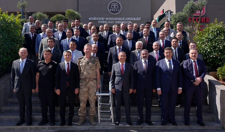 Vali Çeber’den Kamu Kurumlarına Muhtar Uyarısı