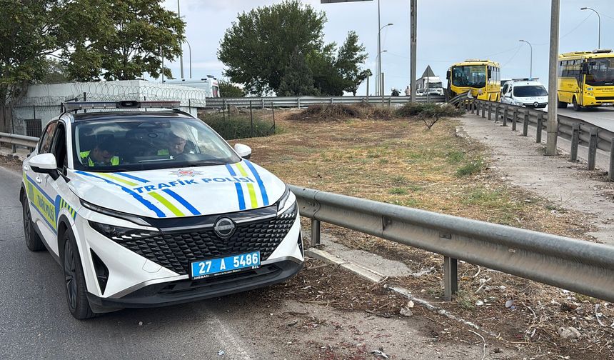 Gaziantep'te halk otobüsü demir bariyerlere çarptı