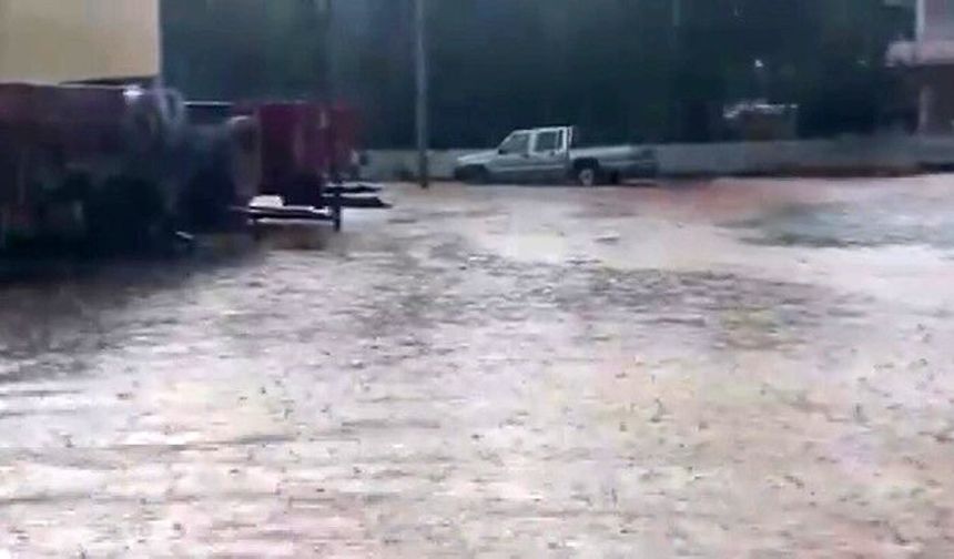 Gaziantep'te etkili olan dolu ve sağanak hayatı olumsuz etkiledi