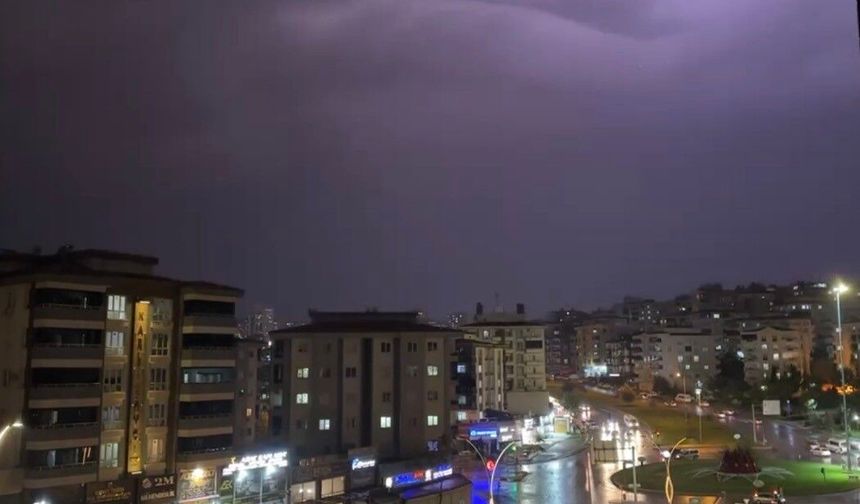Gaziantep’te art arda şimşekler çaktı