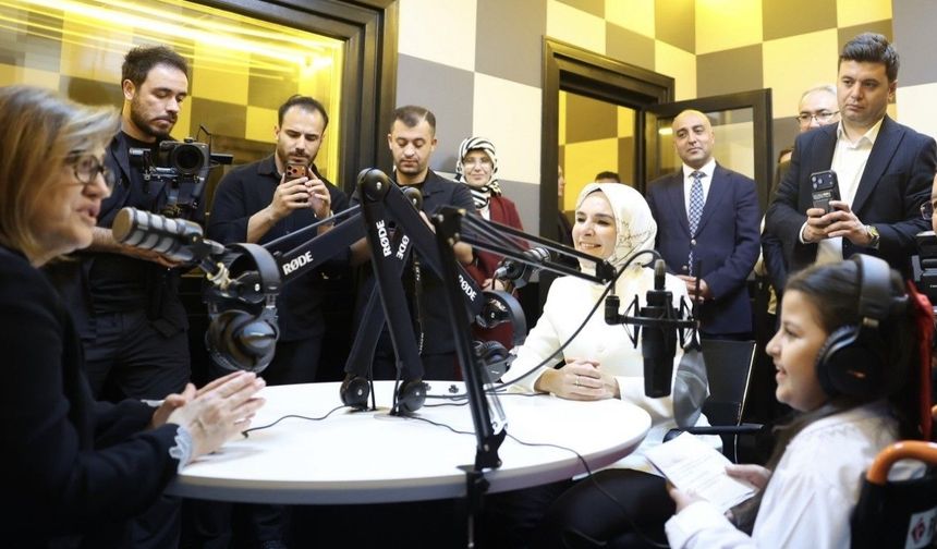 Serebral palsi hastası Cansu, ilk röportajını Bakan Göktaş ile yaptı