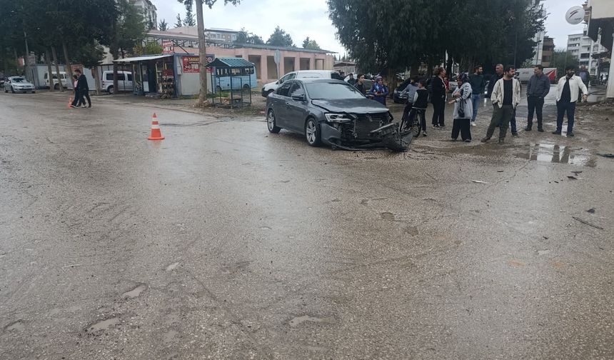 Gaziantep'te 2 otomobil çarpıştı: Araçlarda maddi hasar oluştu