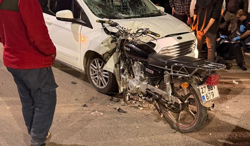 Hafif ticari araç ile motosiklet çarpıştı: 1 yaralı